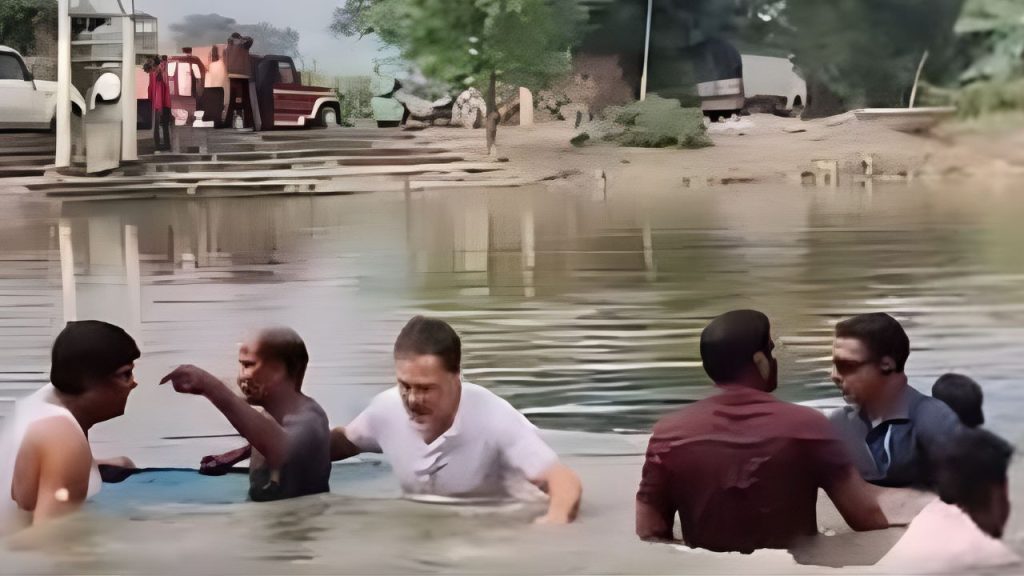 બિહારના બેગુસરાયમાં ચૂંટણી પ્રચાર દરમિયાન રાહુલ ગાંધી તળાવમાં પ્રવેશ્યા હતા. राहुल गांधी ने बिहार के बेगूसराय में चुनाव प्रचार के दौरान तालाब में उतरकर...