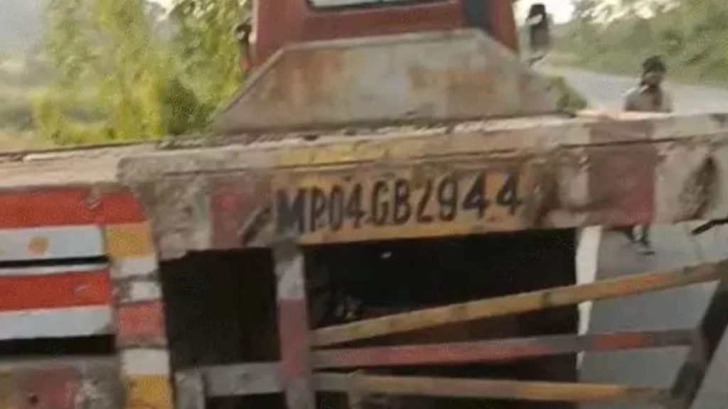 मध्यप्रदेश के डिंडौरी जिले में जबलपुर-अमरकंटक मार्ग पर बुधवार दोपहर एक...