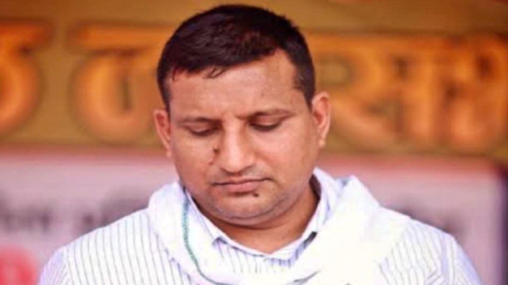 कार्यकर्ताओं का गुस्सा इतना था कि पुलिस को बैरिकेडिंग करनी पड़ी. कई...