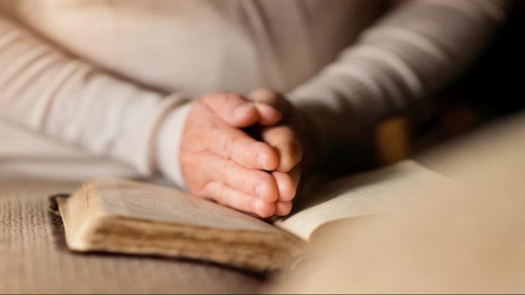 जम्मू-कश्मीर के डोडा जिले के एक सरकारी स्कूल में बच्चों द्वारा ‘खून से...