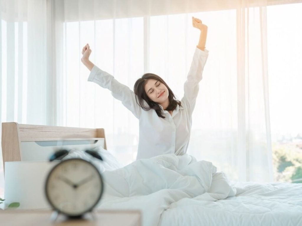 वास्तु शास्त्र: बेड के सिरहाने घड़ी रखना शुभ होता है या...