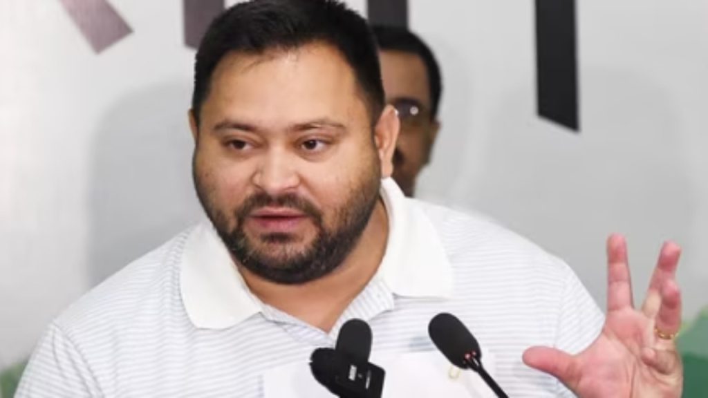 बैठक में आरजेडी सुप्रीमो लालू प्रसाद यादव, पूर्व मुख्यमंत्री राबड़ी देवी,...