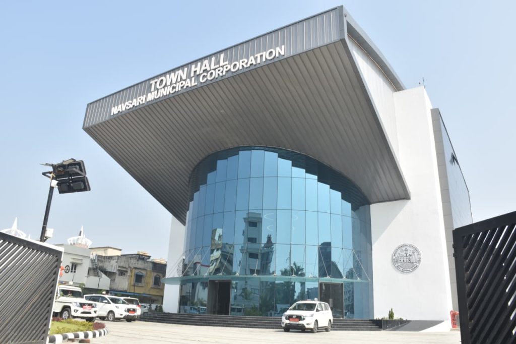 નવસારીના 82 કરોડના ખર્ચે તૈયાર થયેલા બસપોર્ટમાં મુવી થીએટર, બેન્ક્વેટ હોલ...