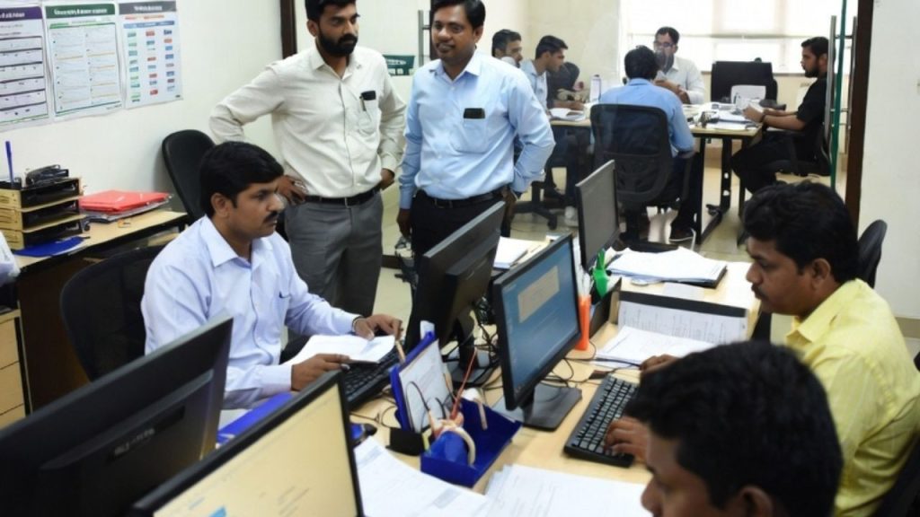 9 घंटे शिफ्ट और 12000 सैलरी&hellip;3 घंटे काम करने के बाद पहले दिन ही छोड़ी जॉब, नए लेबर लॉ के बीच रेडिट पर युवा कर्मचारी का पोस्ट वायरल | Reddit story first job quit Indian toxic work culture low salary...