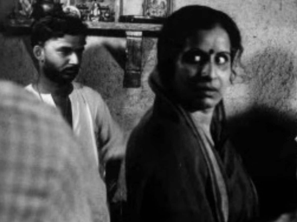 इस एक्ट्रेस पर पिता ने चाकू से कर दिया था हमला, मां ने घर से दिया था निकाल; आज सब हैं एक्टिंग के...