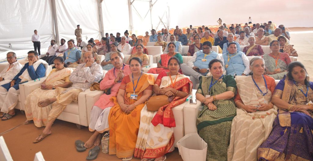 ભાયલીમાં ઓમકારેશ્વર મંદિર પ્રાણ પ્રતિષ્ઠા અને કુંભોત્સવમાં સહભાગી થતાં… ભાયલીમાં ઓમકારેશ્વર મંદિર પ્રાણ પ્રતિષ્ઠા અને કુંભોત્સવમાં સહભાગી થતાં...