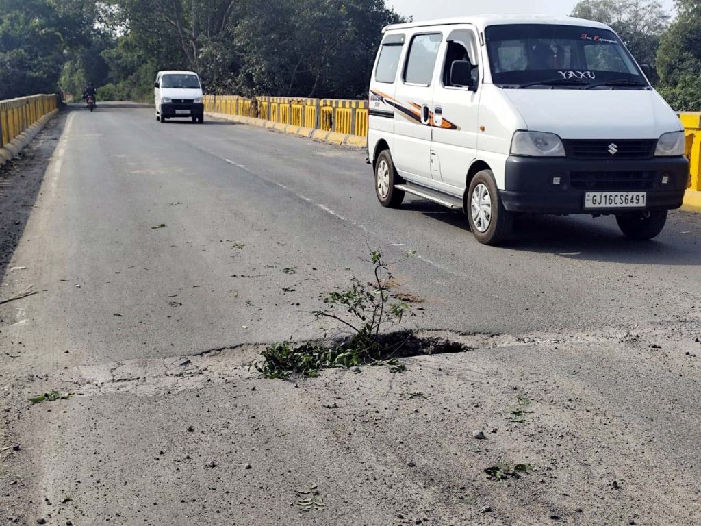 ઝઘડિયાથી વાલીયા રોડ પર સેલોદ ગામે આવેલ પુલમાં મોટું ગાબડું પડ્‌યું