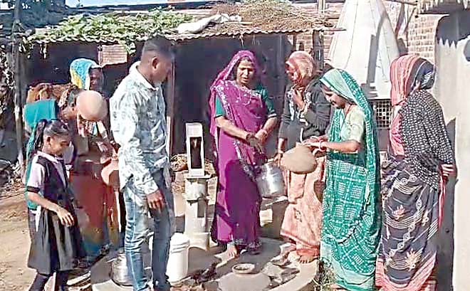 ગોધરાના પઢીયાર ગામમાં પાણી માટે વલખાં મારતી મહિલાઓએ માટલા ફોડ્યા ગોધરાના પઢીયાર ગામમાં પાણી માટે વલખાં મારતી મહિલાઓએ માટલા ફોડ્યા