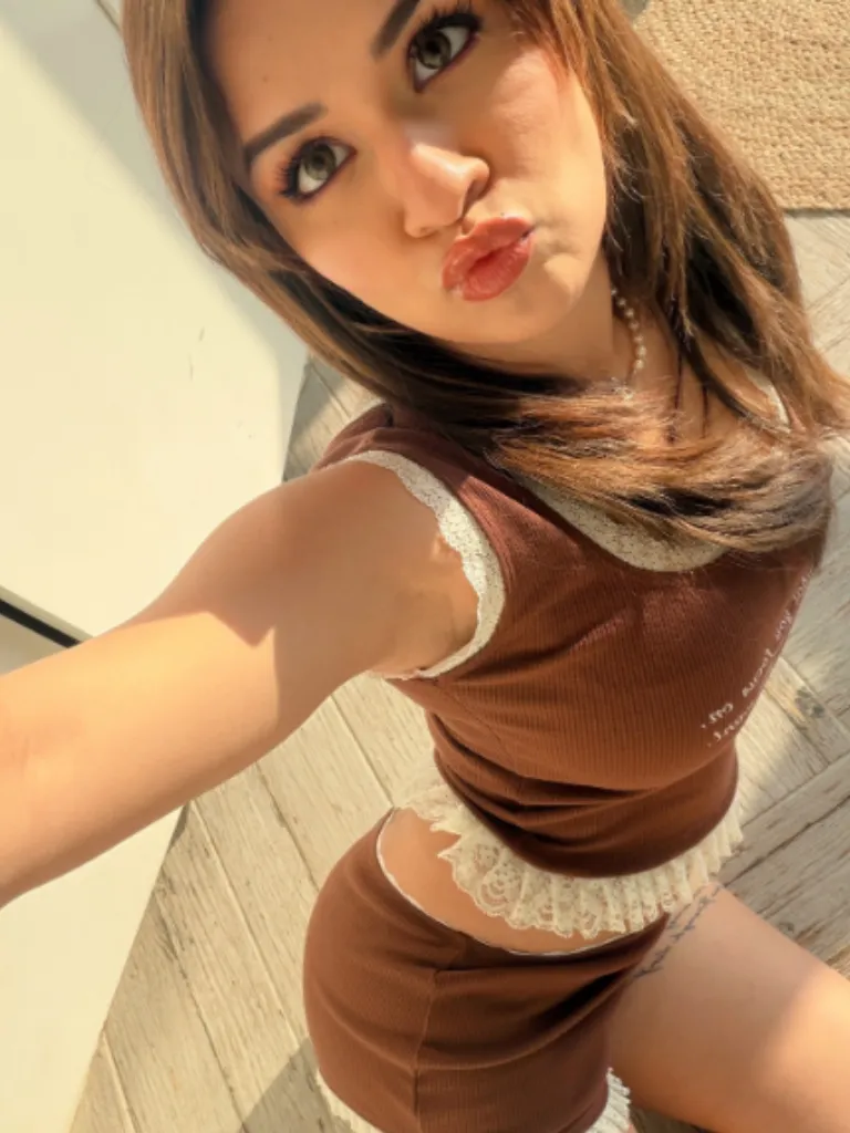 બ્રાઉન કલરના શોર્ટ ટુ-પીસ ડ્રેસમાં અવનીત કૌરની ગ્લેમરસ સ્ટાઈલ, ફેન્સ ફોટો જોઈને થાકતા નથી. બ્રાઉન કલરના શોર્ટ ટુ-પીસ ડ્રેસમાં અવનીત કૌરની ગ્લેમરસ સ્ટાઈલ, ફેન્સ ફોટો જોઈને થાકતા નથી.