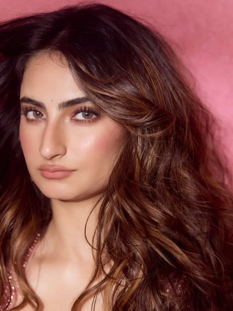 ડીપ નેકલાઇન બ્લાઉઝ, ન્યુડ લિપસ્ટિક... ચાહકો ગુલાબી સુંદરતા પલક તિવારીના દિવાના થયા, કહ્યું- બાર્બી