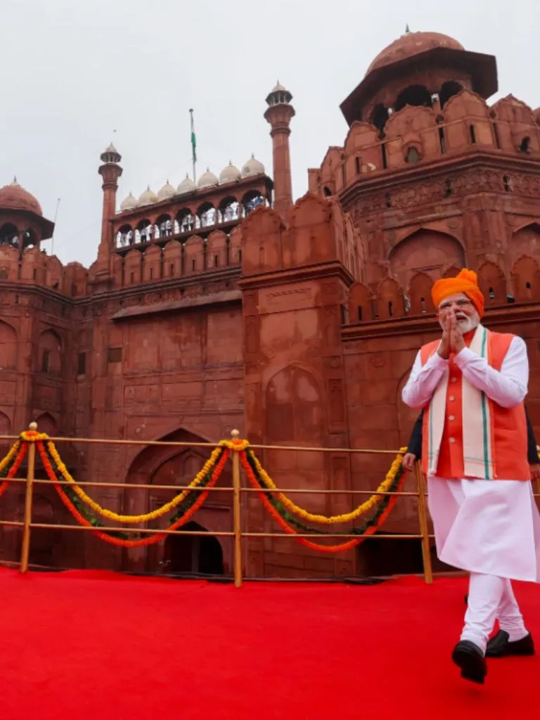 મંદિરો, સરહદો, નિર્દોષ સ્મિત અને વિશ્વ મંચ - પીએમ મોદીની આ તસવીરો પોતાનામાં એક વાર્તા છે