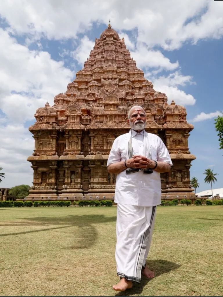 મંદિરો, સરહદો, નિર્દોષ સ્મિત અને વિશ્વ મંચ - પીએમ મોદીની આ તસવીરો પોતાનામાં એક વાર્તા છે