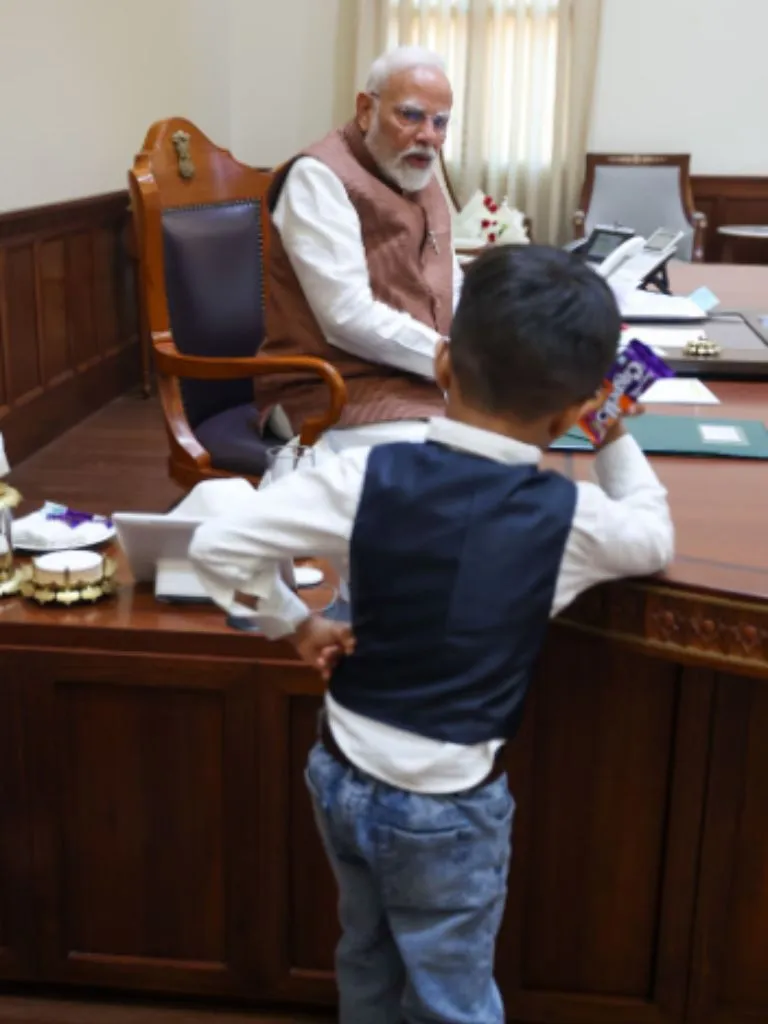 મંદિરો, સરહદો, નિર્દોષ સ્મિત અને વિશ્વ મંચ - પીએમ મોદીની આ તસવીરો પોતાનામાં એક વાર્તા છે