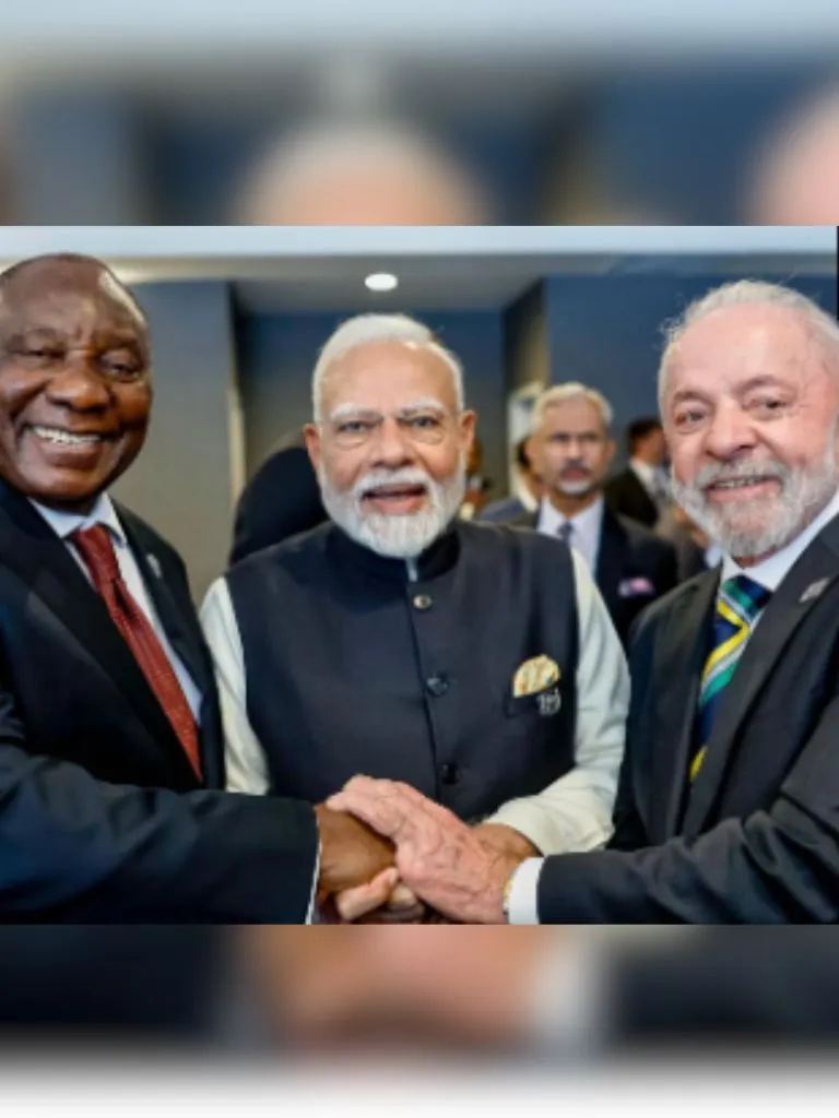 મંદિરો, સરહદો, નિર્દોષ સ્મિત અને વિશ્વ મંચ - પીએમ મોદીની આ તસવીરો પોતાનામાં એક વાર્તા છે