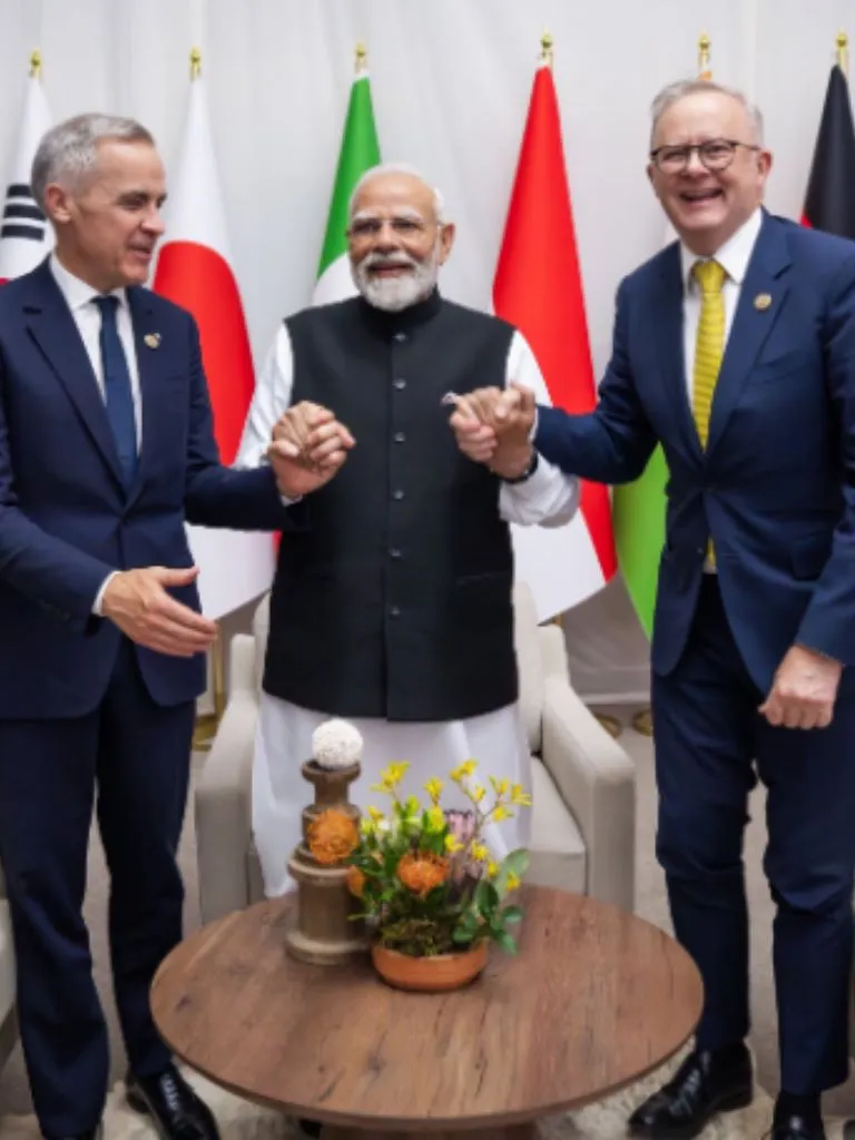 મંદિરો, સરહદો, નિર્દોષ સ્મિત અને વિશ્વ મંચ - પીએમ મોદીની આ તસવીરો પોતાનામાં એક વાર્તા છે