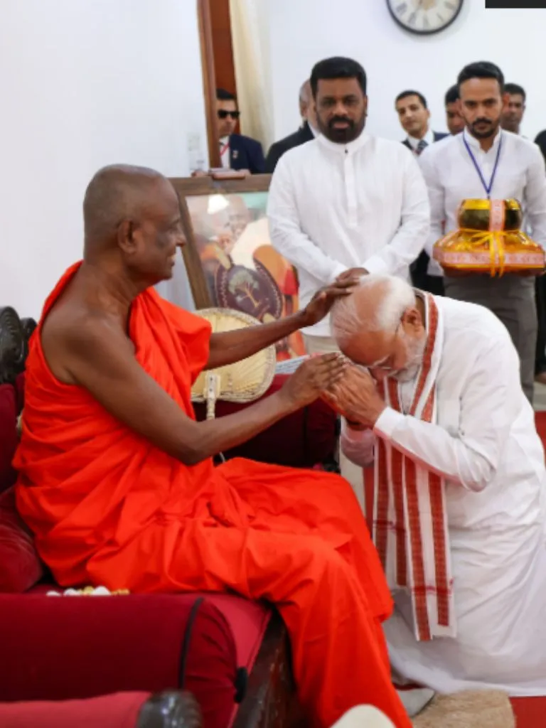 મંદિરો, સરહદો, નિર્દોષ સ્મિત અને વિશ્વ મંચ - પીએમ મોદીની આ તસવીરો પોતાનામાં એક વાર્તા છે