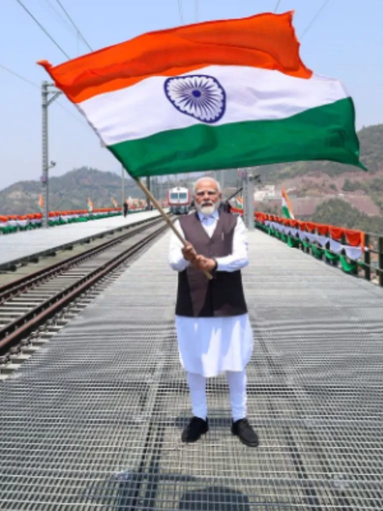 મંદિરો, સરહદો, નિર્દોષ સ્મિત અને વિશ્વ મંચ - પીએમ મોદીની આ તસવીરો પોતાનામાં એક વાર્તા છે