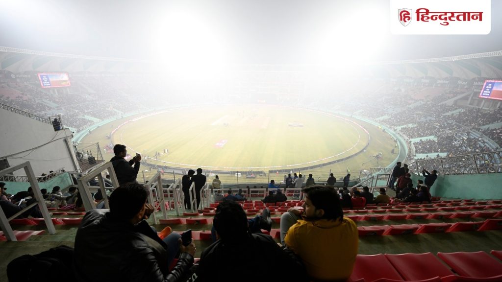 VIDEO: सारे मैच केरल में तो नहीं करा सकते, मीडिया के सामने ही शशि थरूर से बोले राजीव...