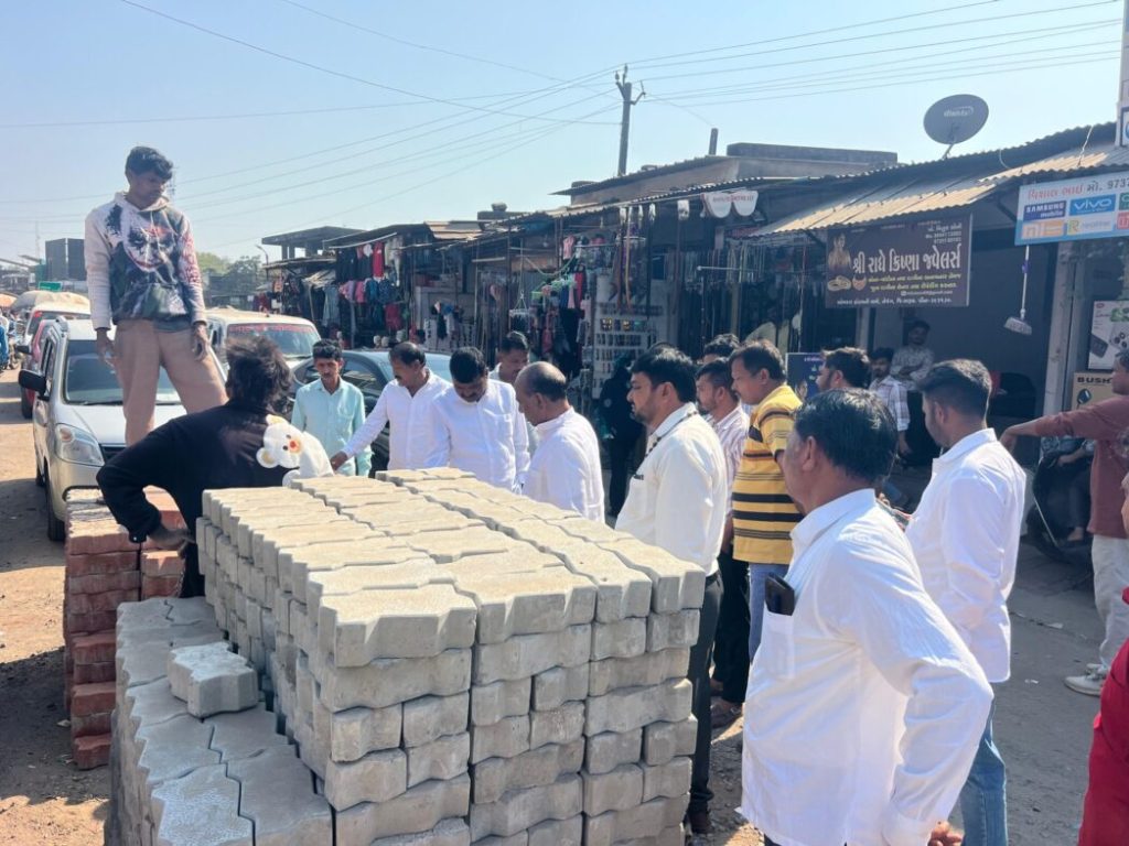 મુખ્ય રોડ રસ્તાઓ પર હલકી કક્ષાના પેવર બ્લોક ફીટ થાય તે પહેલા જ સાંસદે કામ… મુખ્ય રોડ રસ્તાઓ પર હલકી કક્ષાના પેવર બ્લોક ફીટ થાય તે પહેલા જ સાંસદે કામ...
