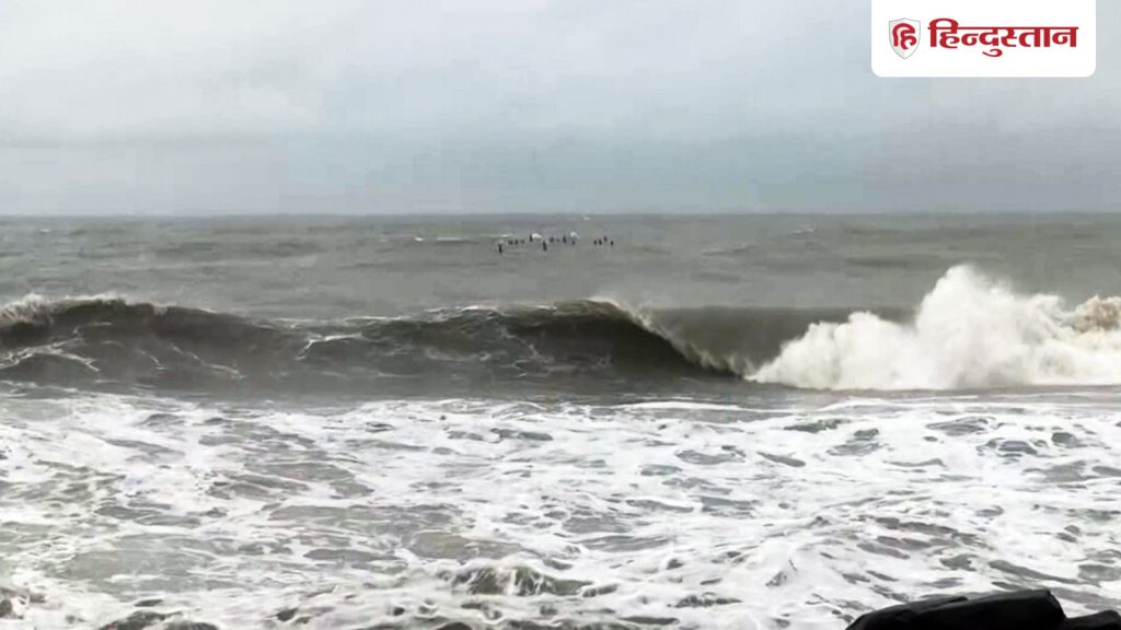 प्रचंड रूप दिखाने जा रहा चक्रवाती तूफान 'दित्वा', तमिलनाडु में भारी बारिश के बीच 3 की...
