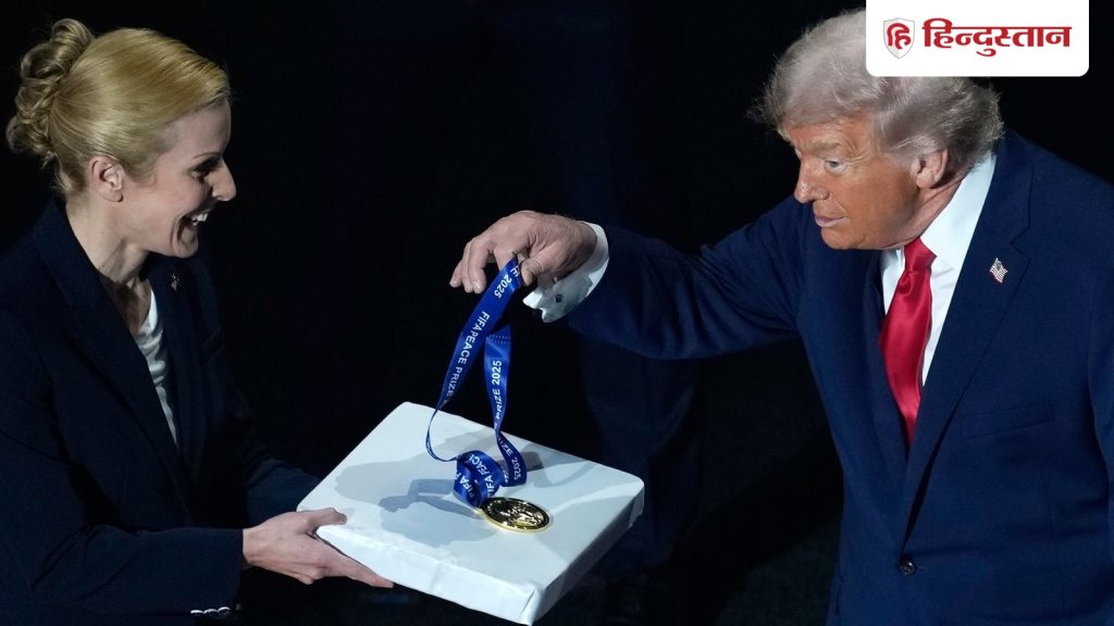 ટ્રમ્પ ખુશ હતા! અમેરિકી રાષ્ટ્રપતિને ‘શાંતિ પુરસ્કાર’ મળ્યો, પોતે ઉપાડ્યો… ट्रंप खुश हुए! अमेरिकी राष्ट्रपति को मिला ‘शांति पुरस्कार’, खुद ही उठाकर...