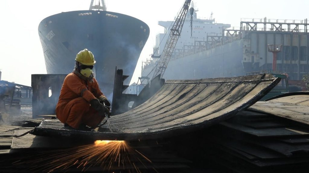 ગુજરાતના દરિયાકાંઠે ઊભરતું વૈશ્વિક ગૌરવ એટલે અલંગ શિપ રિસાયક્લિંગ હબ