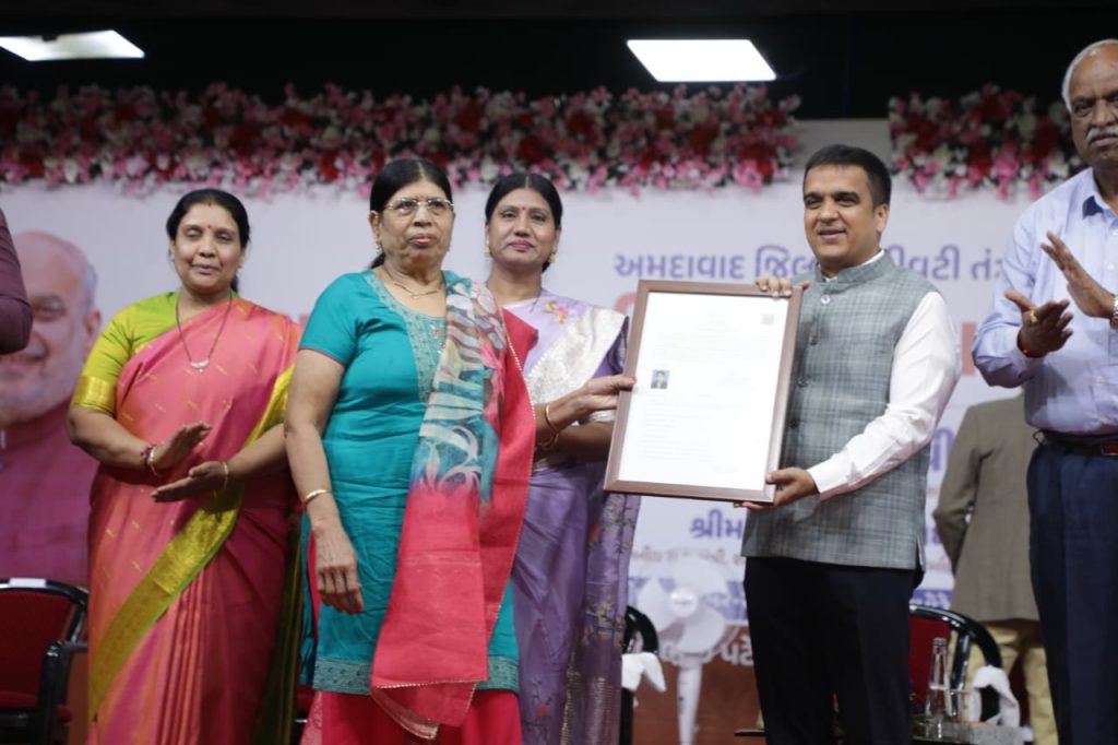 ૧૯૫ લોકોને ભારતીય નાગરિકતા પ્રમાણપત્ર એનાયત કરાયા અમદાવાદ જિલ્લા વહીવટી...