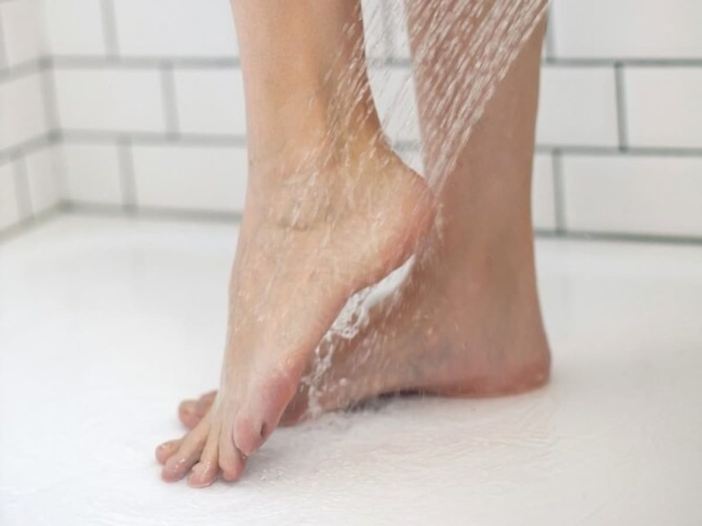 रात में सोने से पहले पैर क्यों धोना चाहिए? जानिए इसके...