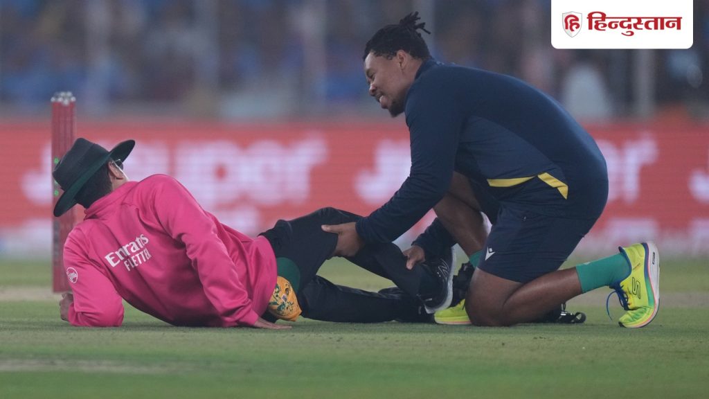 संजू सैमसन के 'रॉकेट' शॉट से घायल हुए अंपायर रोहन पंडित, दर्द के कारण मैदान पर...