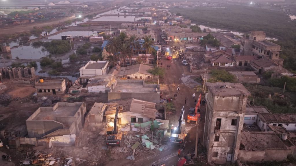 કંડલા પોર્ટ પર મેગા ડિમોલિશન, ૨૫૦ કરોડની ૧૦૦ એકર જમીન ખુલ્લી કરાઈ