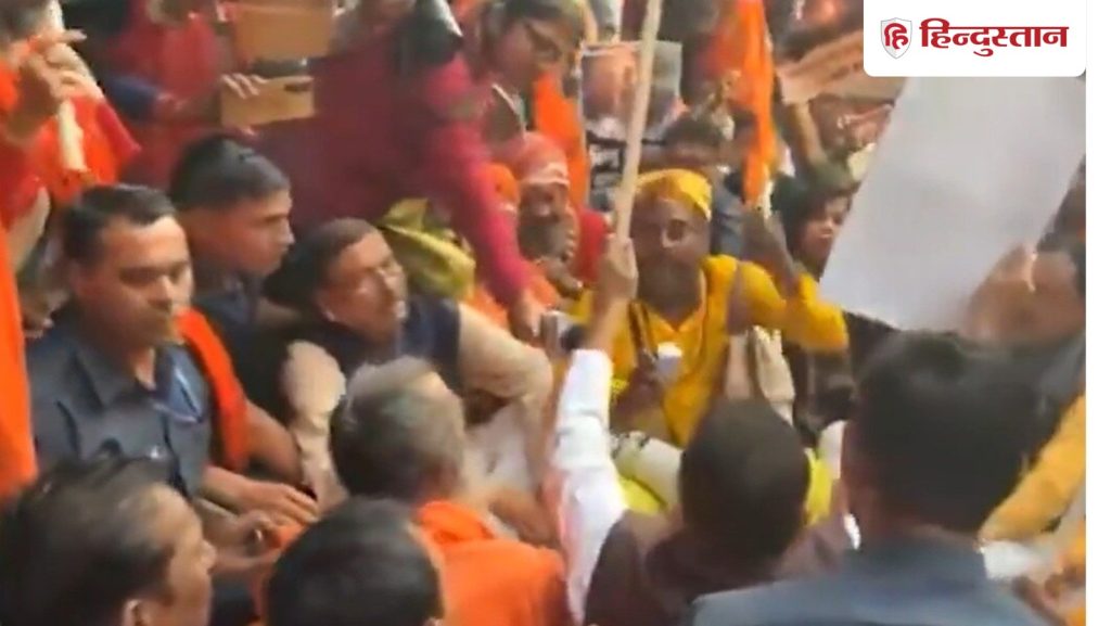 बांग्लादेश में हिंदू की हत्या पर बंगाल में उबाल, कोलकाता में बांग्लादेशी उप उच्चायोग के समक्ष...