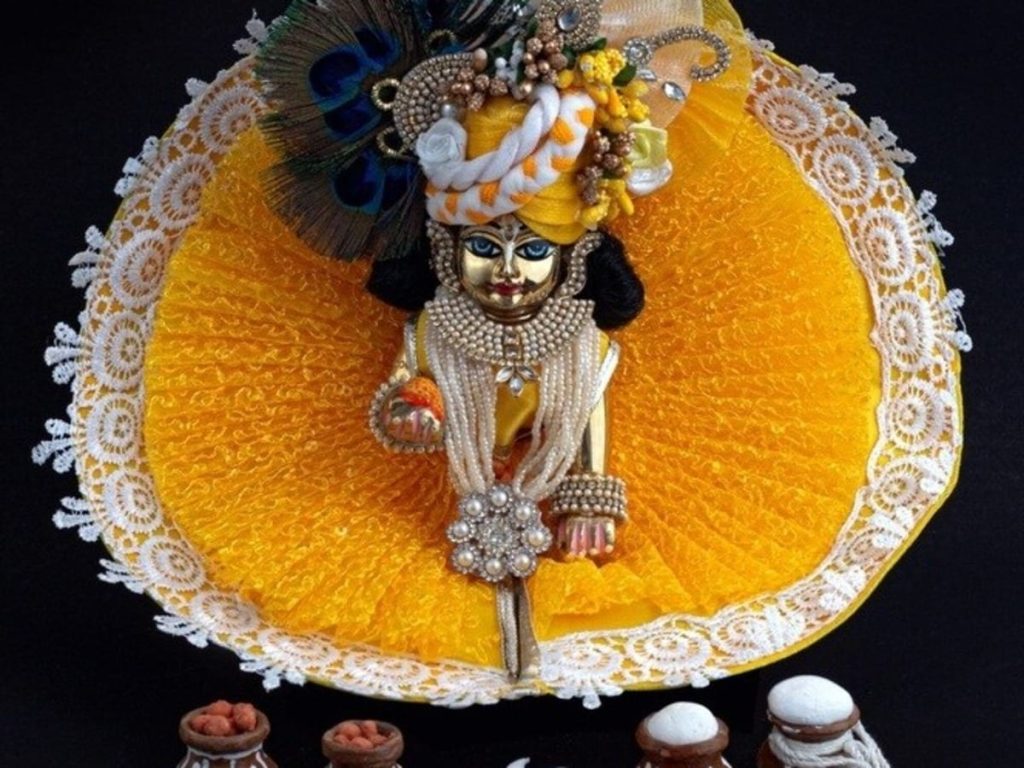 सर्दियों में लड्डू गोपाल को क्या भोग लगाएं? जानिए स्नान कराने से लेकर सेवा के...