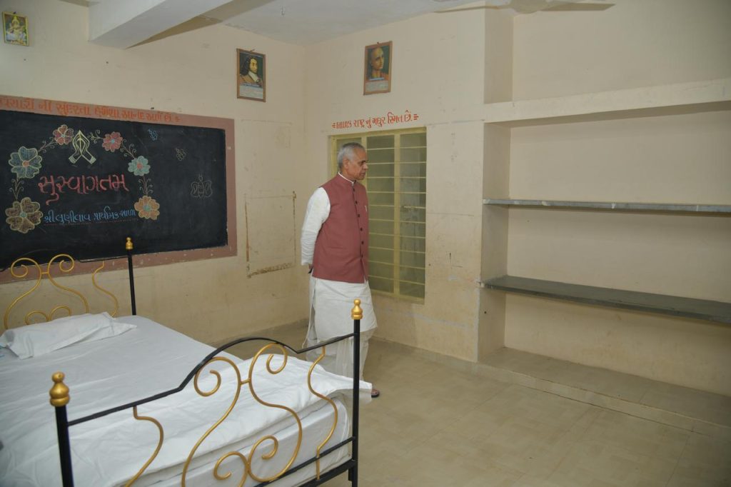 રાજ્યપાલે લુણીવાવ ખાતે વહેલી સવારે શાળાના બાળકો સાથે યોગાભ્યાસ કર્યો