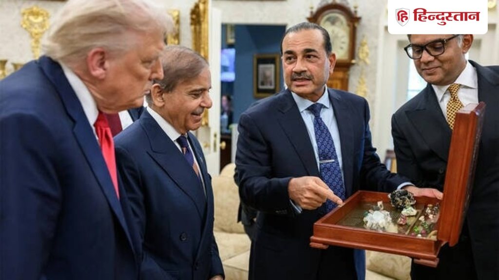 चापलूसी और लालच आया काम, कैसे ट्रंप के 'पसंदीदा फील्ड मार्शल' बने आसिम मुनीर; भारत को...