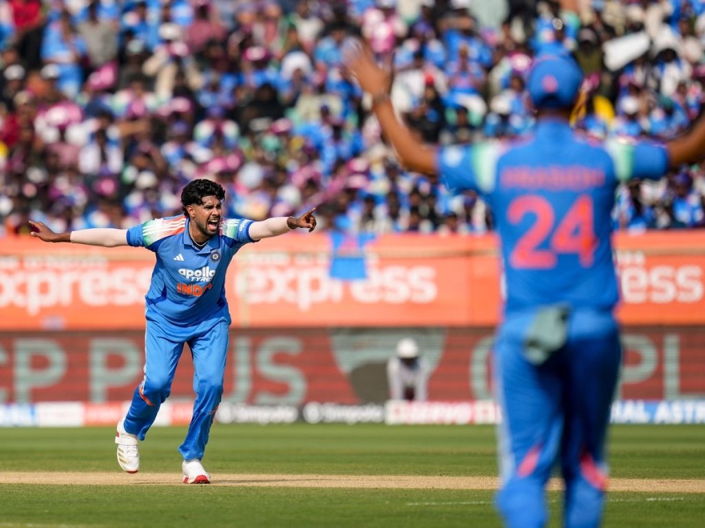 ODI क्रिकेट में 2025 में भारत के लिए सबसे ज्यादा विकेट चटकाने वाले 5 गेंदबाज, जानिए कौन है नंबर...