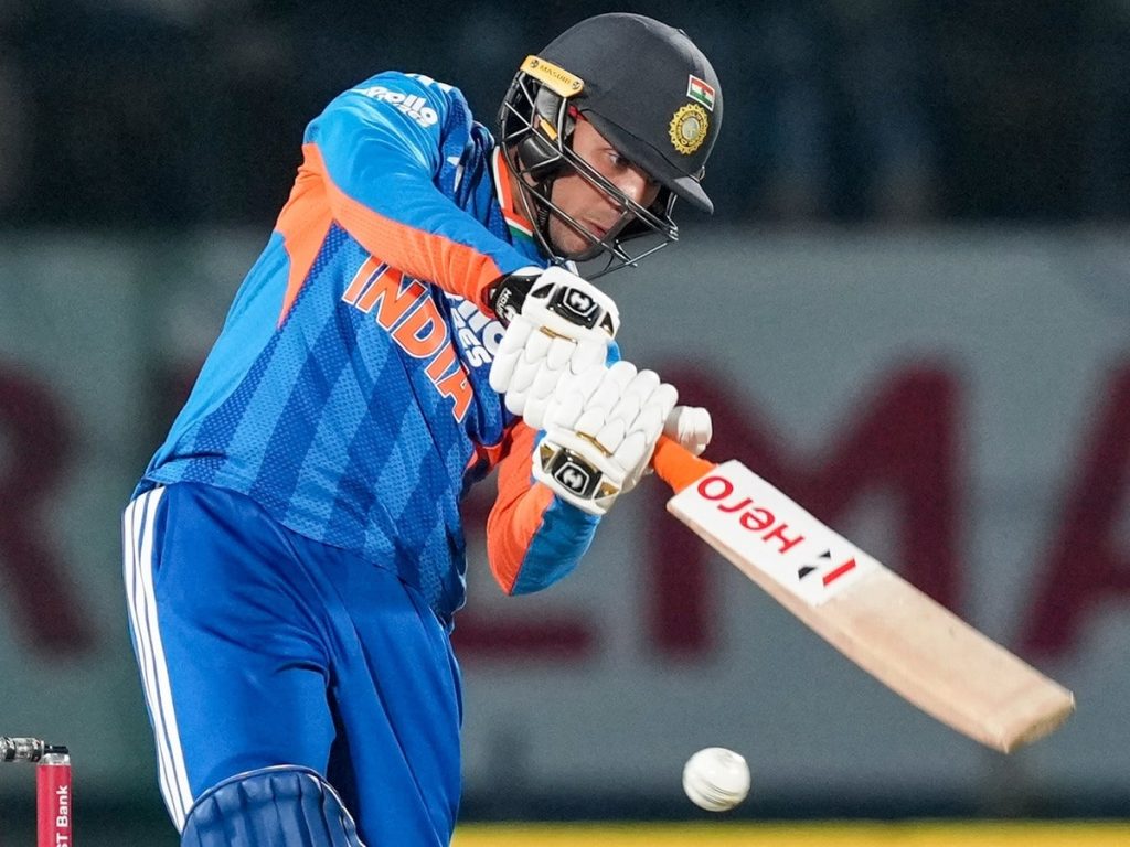 अभिषेक शर्मा ने तोड़ा सचिन तेंदुलकर का रिकॉर्ड, देखें एक साल में सबसे ज्यादा छक्के जड़ने वाले 6...