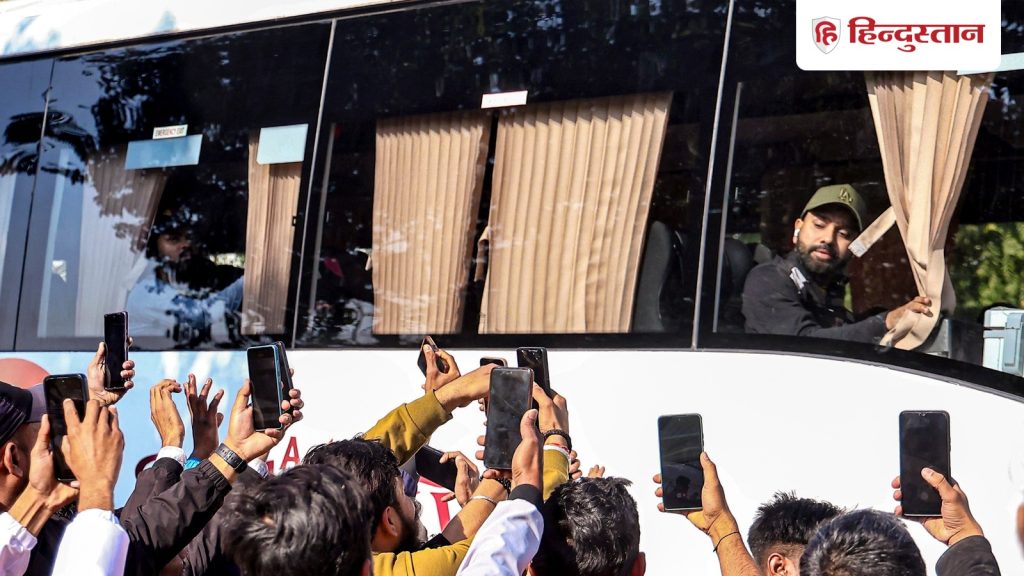 जयपुर में सुरक्षा घेरा तोड़कर रोहित शर्मा के पास पहुंचे फैंस, सेल्फी की होड़ में हुआ भारी...