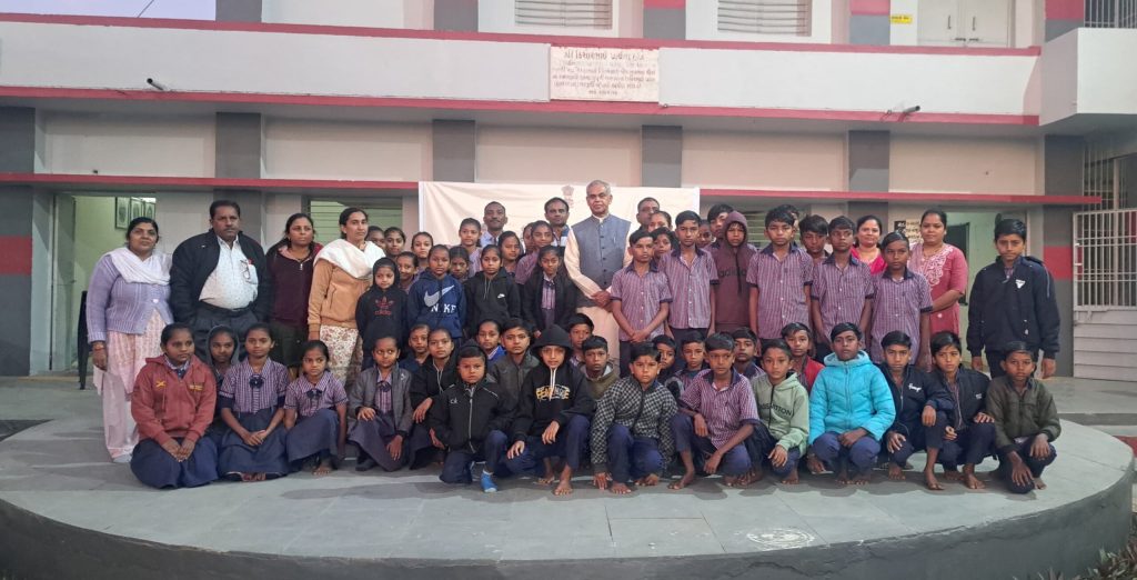 પ્રાથમિક શાળાના સામાન્ય ઓરડામાં રાજ્યપાલે કર્યો રાત્રી વિશ્રામ