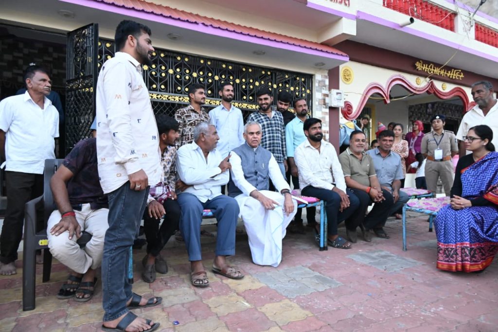 સામાજિક સમરસતાની મિશાલ આપતા ગ્રામીણના ઘરે રાત્રી ભોજન લીધું રાજ્યપાલે