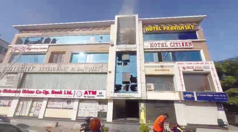 સાયન્સ સિટી વિસ્તારના પરિશ્રમ કોમ્પલેક્ષમાં આગ લાગતા પ૦ને બચાવાયા સાયન્સ સિટી વિસ્તારના પરિશ્રમ કોમ્પલેક્ષમાં આગ લાગતા પ૦ને બચાવાયા