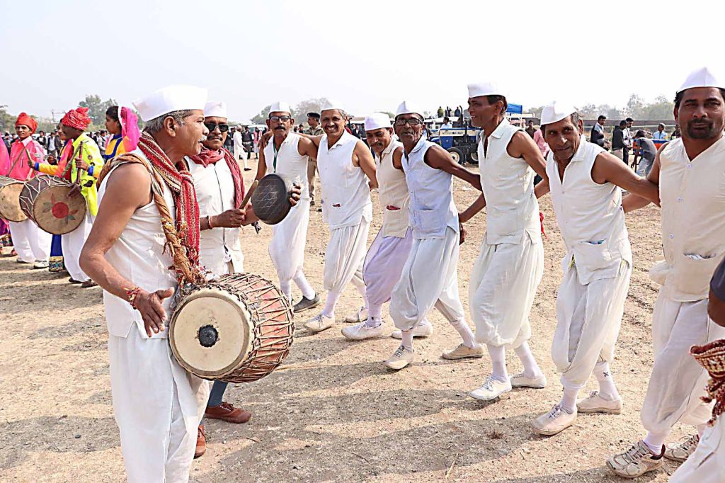 નર્મદા જિલ્લાના કેટલાંક વિસ્તારોમાં ખ્રિસ્તી પાદરીઓ ટાર્ગેટ કરે છે… નર્મદા જિલ્લાના કેટલાંક વિસ્તારોમાં ખ્રિસ્તી પાદરીઓ ટાર્ગેટ કરે છે...