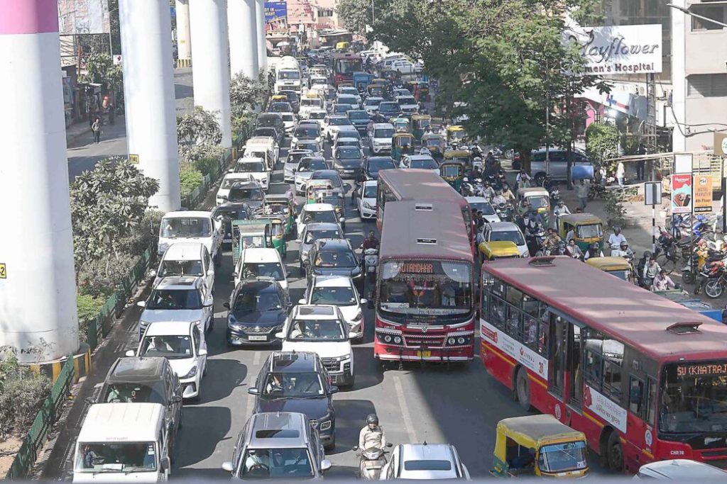 અમદાવાદમાં પીક અવર્સ દરમ્યાન ટ્રાફિક જામની પરિસ્થિતિઃ નાગરીકો પરેશાન