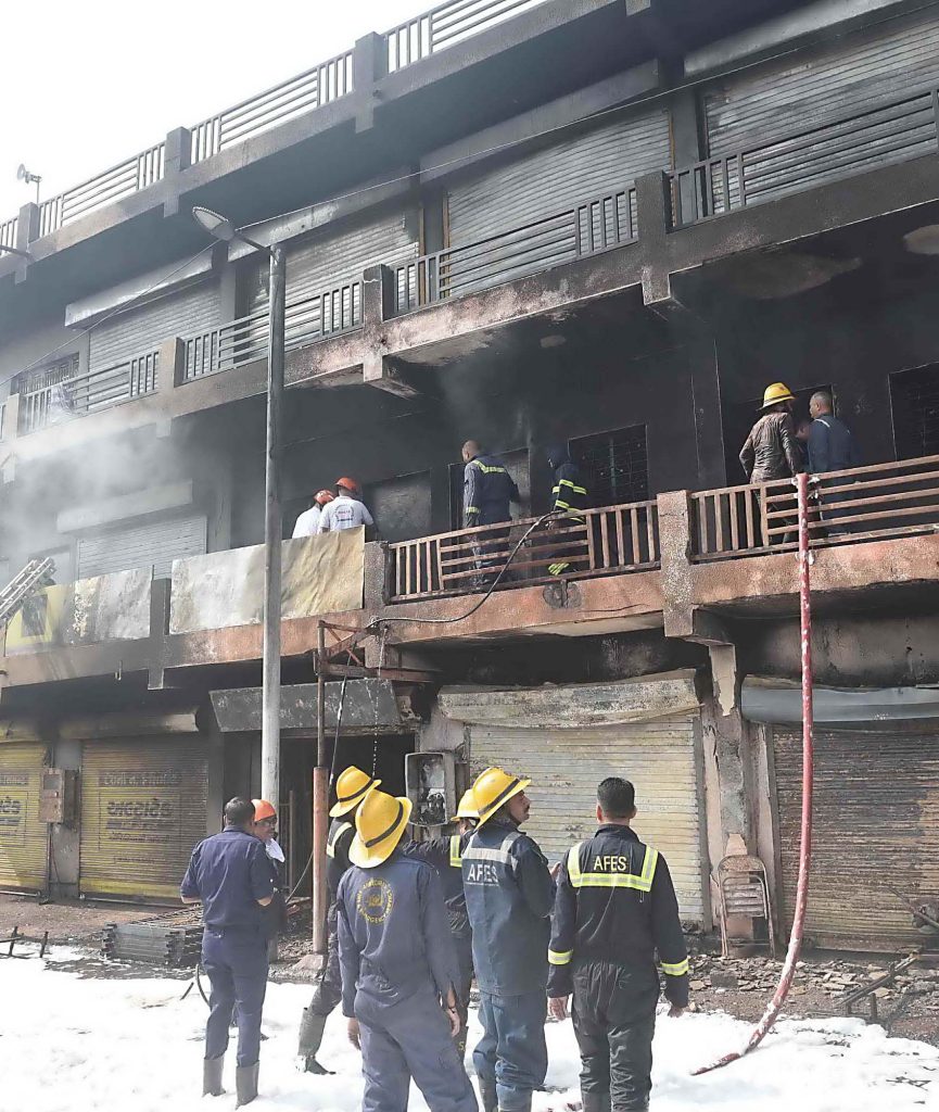 અમદાવાદના વિરાટનગરમાં કોમ્પ્લેક્સમાં ભીષણ આગ: કૂલિંગની પ્રક્રિયા હજી...