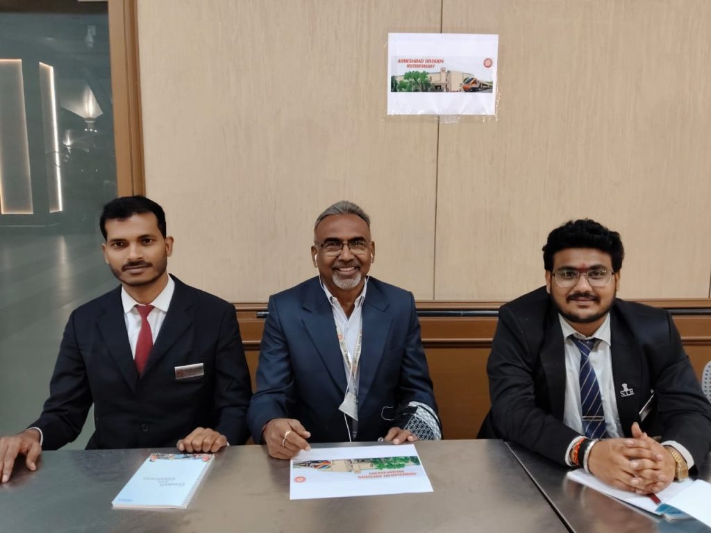 અમદાવાદ એરપોર્ટ પર ટ્રેનોના બુકિંગ માટે કાઉન્ટર કાર્યરત અમદાવાદ એરપોર્ટ પર ટ્રેનોના બુકિંગ માટે કાઉન્ટર કાર્યરત