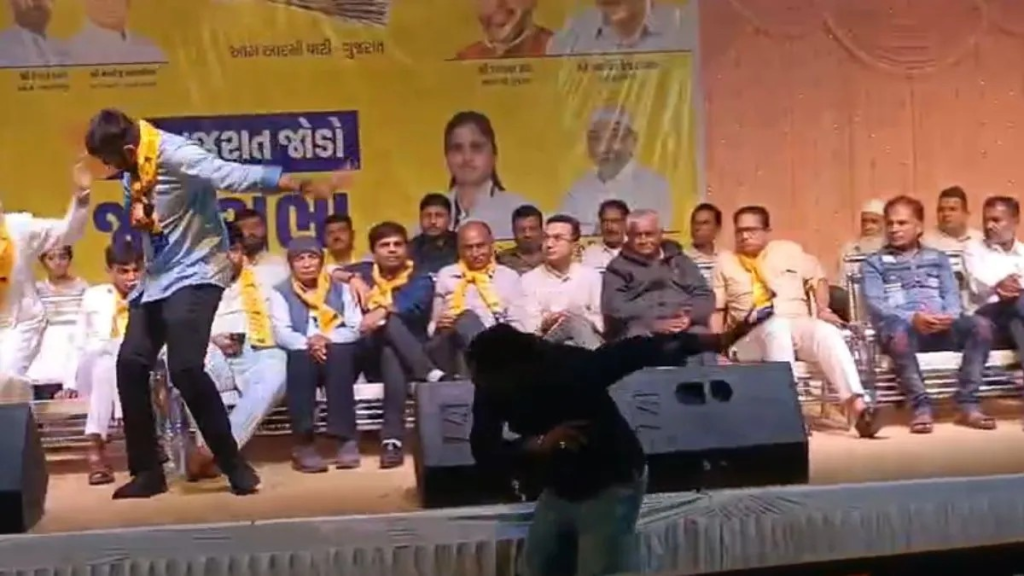 Gopal Italia Shoe Thrown: જામનગરની ઘટના: AAPના ધારાસભ્ય ગોપાલ ઇટાલિયા પર 'ગુજરાત જોડો યાત્રા' દરમિયાન જૂતું ફેંકાયું – Gopal Italia Shoe Thrown – Newz… Gopal Italia Shoe Thrown: જામનગરની ઘટના: AAPના ધારાસભ્ય ગોપાલ ઇટાલિયા પર 'ગુજરાત જોડો યાત્રા' દરમિયાન જૂતું ફેંકાયું - Gopal Italia Shoe Thrown - Newz...