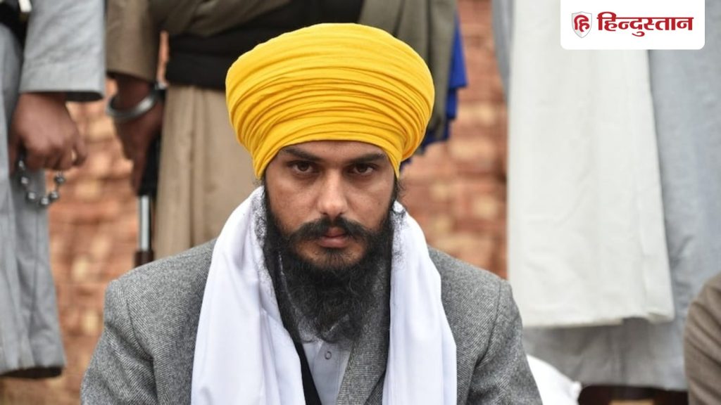 गिरफ्तारी के बाद पहली बार नजर आया खालिस्तानी अमृतपाल सिंह, कोर्ट में अपने लिए खुद दीं...