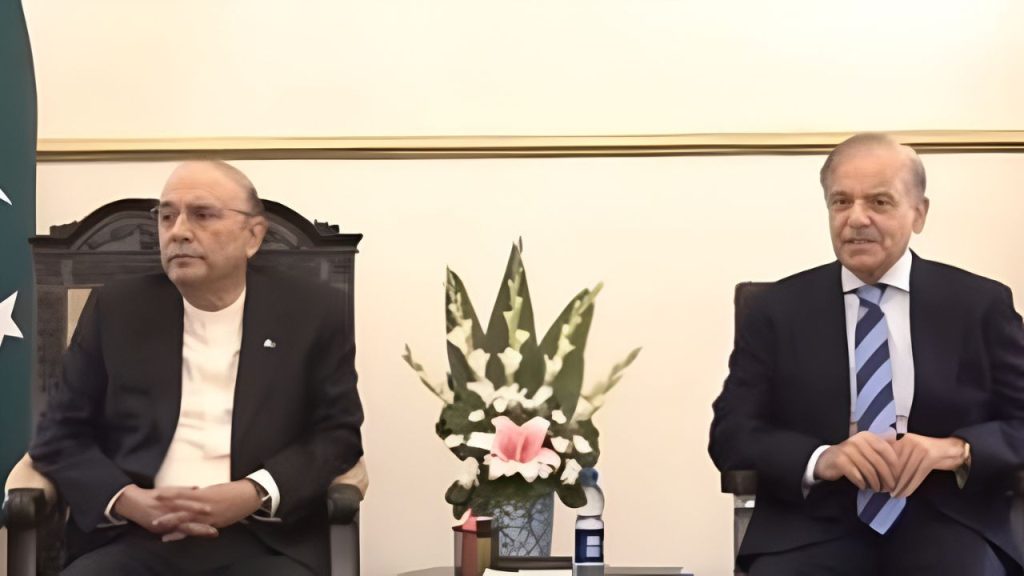 पाक में क्या होने वाला है आज? जानें राष्&zwj;ट्रपति जरदारी ने क्यों बुलाई संसद की आपात बैठक, विदेश दौरा छोड़कर लौट आए शहबाज | Asif ali zardari calls emergency parliament session Shehbaz Sharif back...