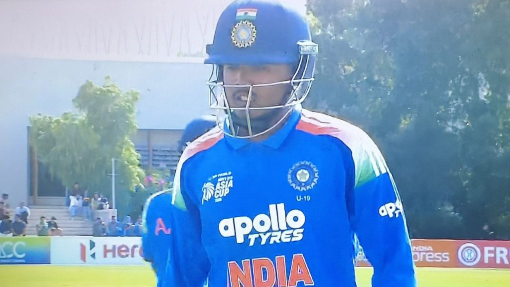 IND vs PAK U19 Final: आउट होने के बाद आयुष म्हात्रे की पाकिस्तानी गेंदबाज से लड़ाई, वीडियो में देखें पूरा 'युद्ध' | IND vs PAK U19 Final: Ayush Mhatre gets into an argument with Pakistani players...