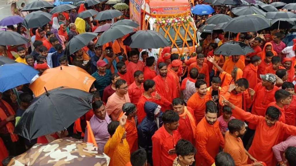 बजरंग दल की &lsquo;शौर्य यात्रा' में अचानक हमला, बुलडोजर से पहुंचे लोगों ने फेंके पत्थर | Haridwar Bajrang Dal Shaurya Yatra pelted with stones people arrived with...