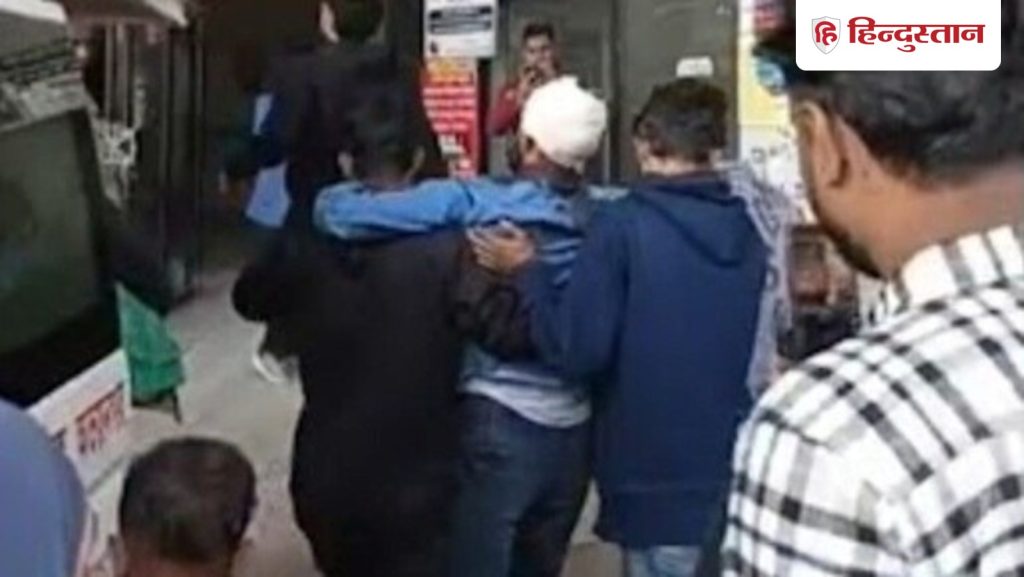बांग्लादेश में हिंसा जारी, एक और नेता को गोली मारी; बिगड़ रहे...